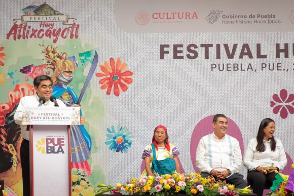 Preserva Gobierno de Puebla cultura indígena; MBH recibe en Casa Aguayo a Convite de Huey Atlixcáyotl