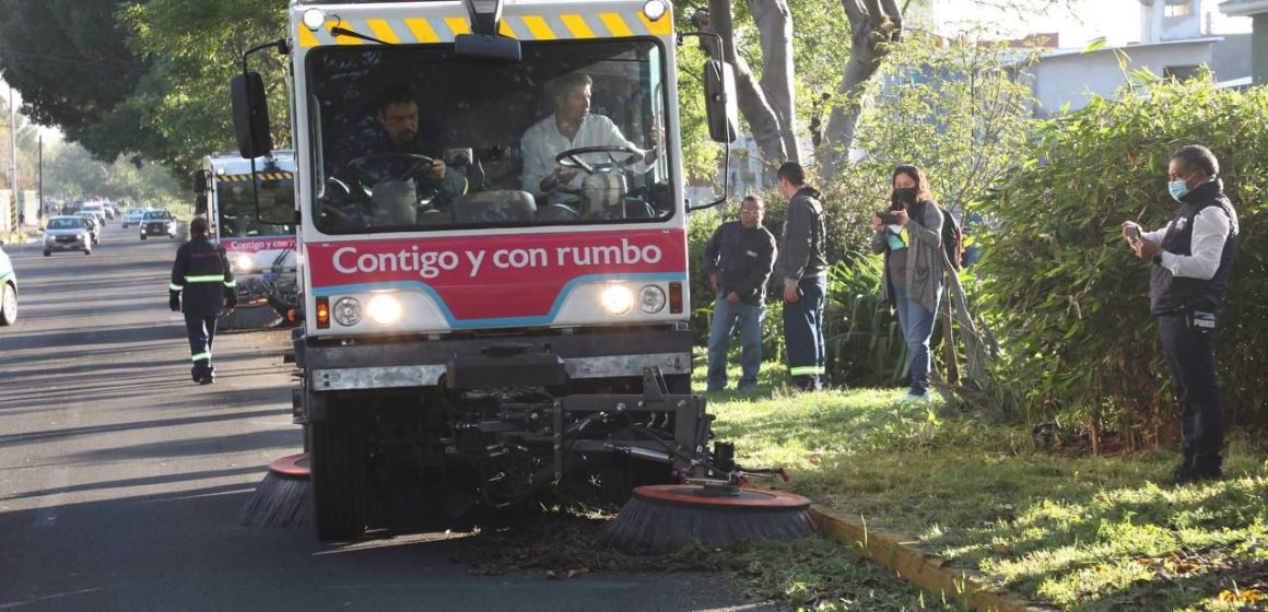 Adquieren máquinas de barrido para mantener limpia la capital poblana