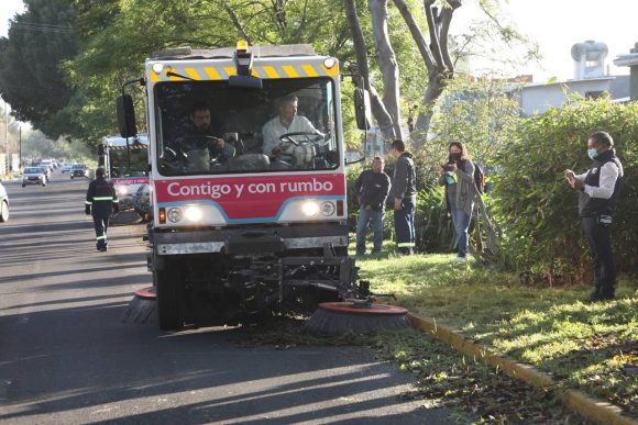Máquina barrido mecánico Adquieren máquinas de barrido para mantener limpia la capital poblana