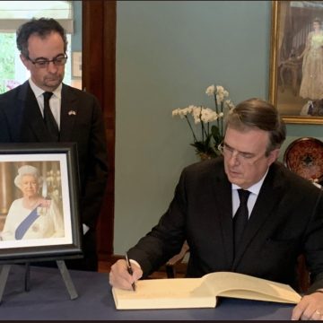 Ebrard firma libro de condolencias de la reina Isabel II