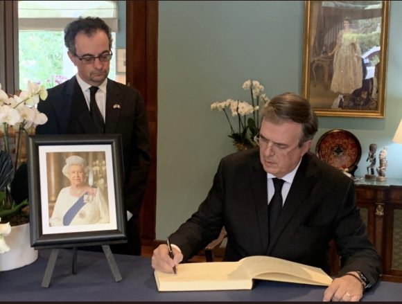 Ebrard firma libro de condolencias de la reina Isabel II