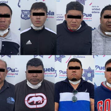 Policía municipal de Puebla detiene a ocho hombres por el robo de dos tractocamiones