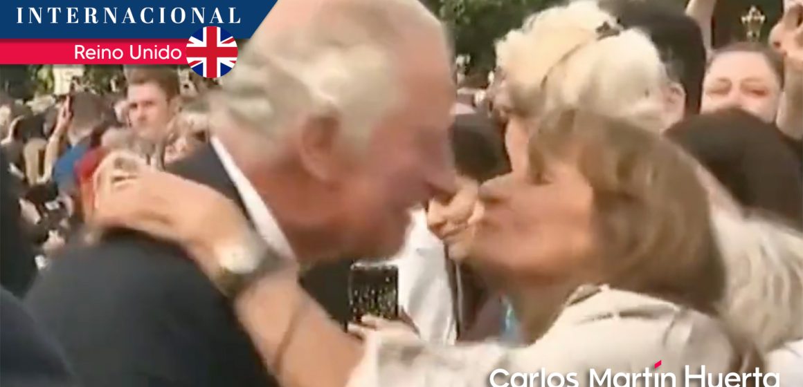 (VIDEO) Mujer le da beso a Rey Carlos III