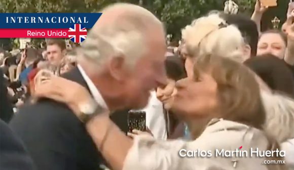 (VIDEO) Mujer le da beso a Rey Carlos III