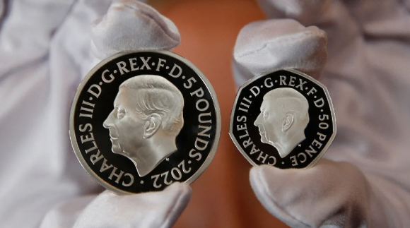 Develan la efigie de Carlos III que aparecerá en monedas del Reino Unido