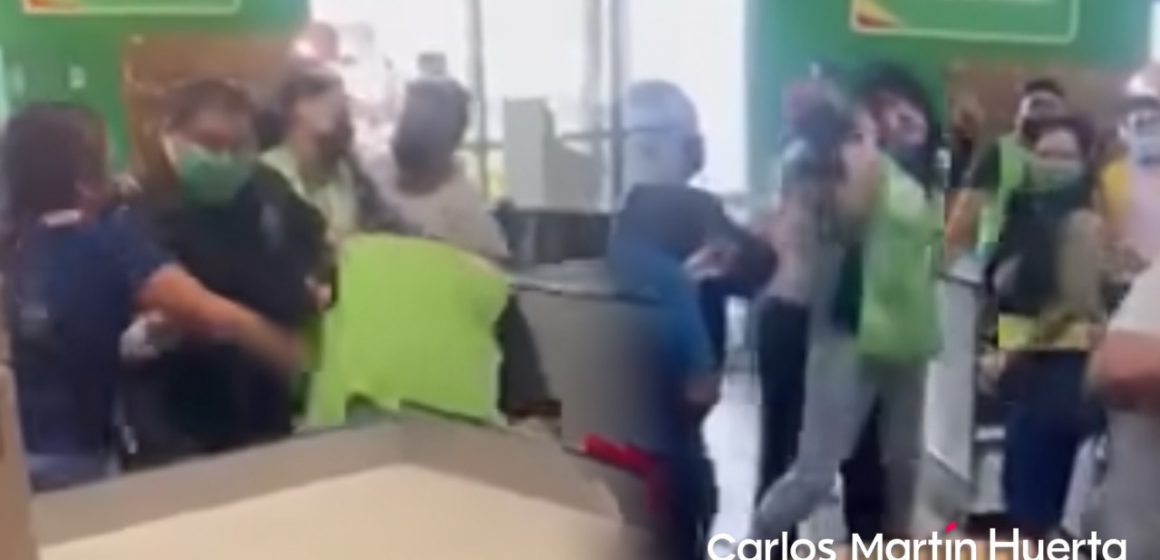 (VIDEO) Empleadas de Bodega Aurrera pelean con clienta por supuesta infidelidad
