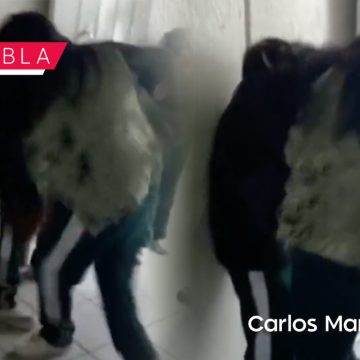 (VIDEO) Alumna golpea a su compañera hasta desmayarla en Puebla