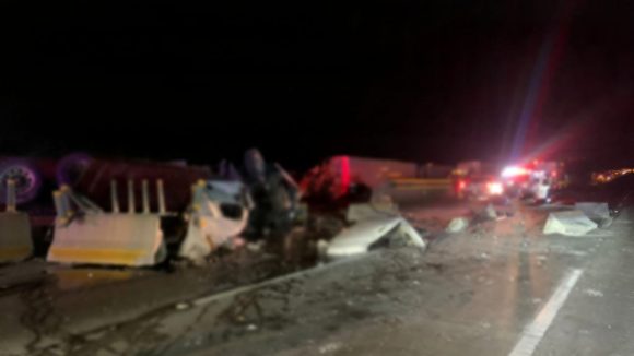 Por choque y volcadura de trailer amanece cerrada la México-Puebla