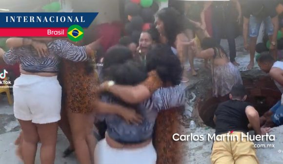 Socavón succiona a mujeres por brincar en una fiesta