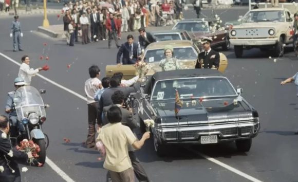 El día que la Reina Isabel II visitó México y disfrutó de “La Cucaracha”