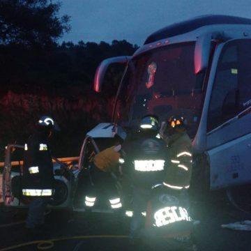 Choque entre autobús y auto deja tres muertos en Chignahuapan