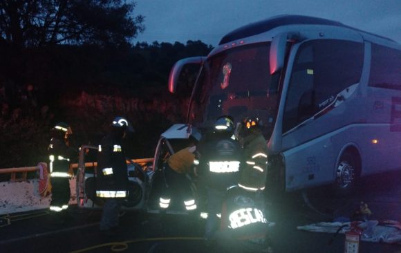 Choque entre autobús y auto deja tres muertos en Chignahuapan