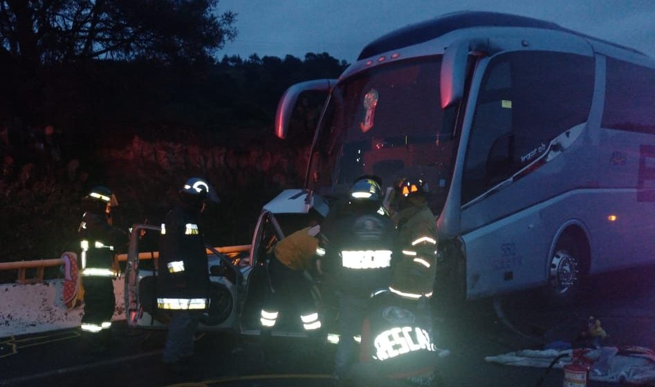 Choque entre autobús y auto deja tres muertos en Chignahuapan