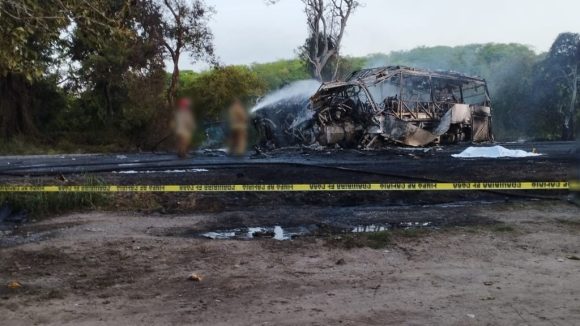 Choque entre autobús y pipa deja al menos 15 muertos en Tamaulipas