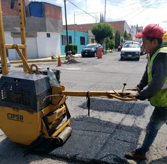 Continúa bacheo en la capital; han tapado 766 en seis días