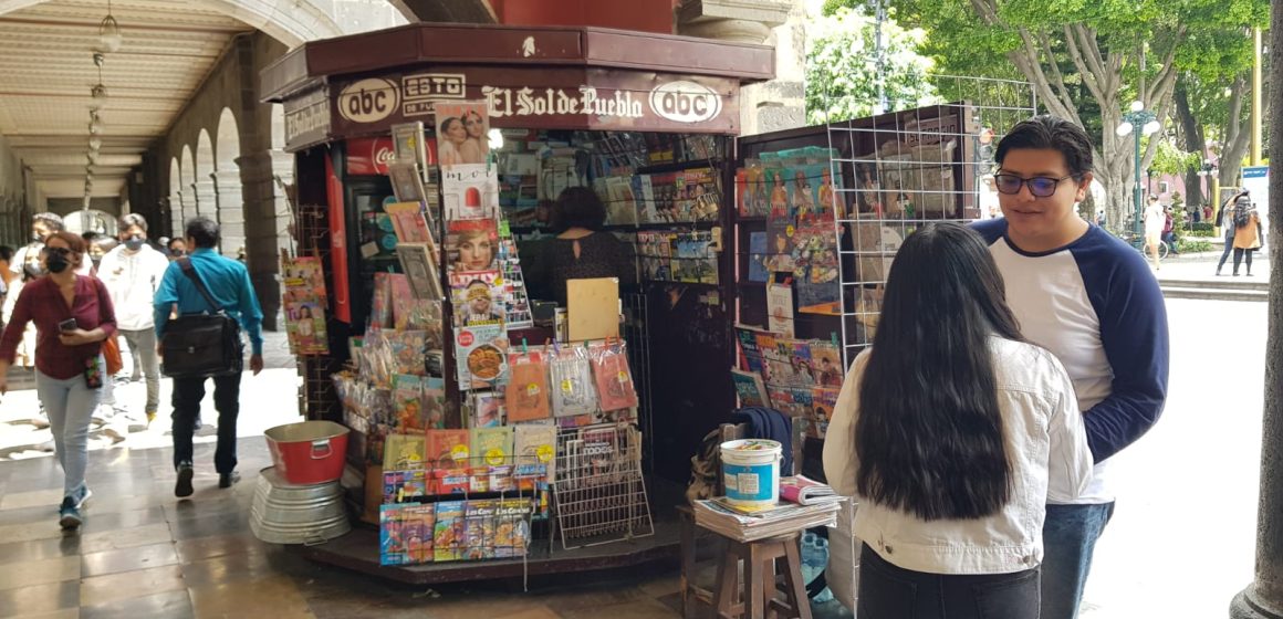 Ayuntamiento de Puebla advierte desalojo y retiro de casetas de periódicos en Puebla