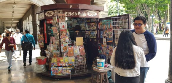 Ayuntamiento de Puebla advierte desalojo y retiro de casetas de periódicos en Puebla