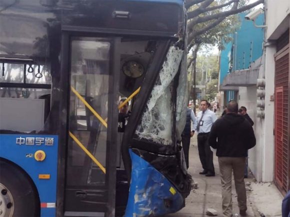 Aspirante a chofer de Trolebús choca en Iztapalapa; hay lesionados