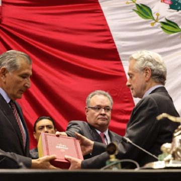 Secretario de Gobernación entrega Cuarto Informe de Gobierno al Congreso