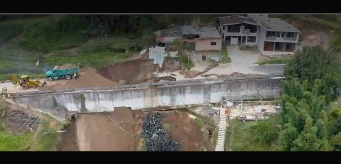 Posible socavón afecta viviendas y carretera en la Amozoc – Nautla