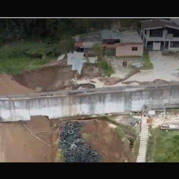 Posible socavón afecta viviendas y carretera en la Amozoc – Nautla