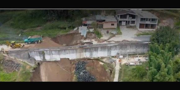 ee7b5ff6-1136-418e-bab3-fd11d008c3eb Posible socavón afecta viviendas y carretera en la Amozoc – Nautla