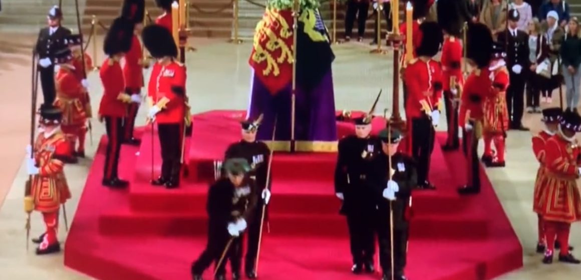Guardia real se desmaya durante el funeral de Isabel II