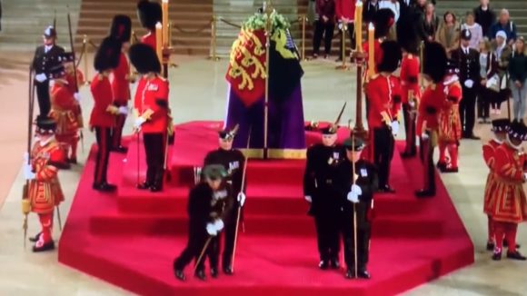 Guardia real se desmaya durante el funeral de Isabel II