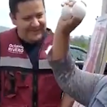 Vecinos de Tláhuac le regalaron a diputado de Morena un par de huevos