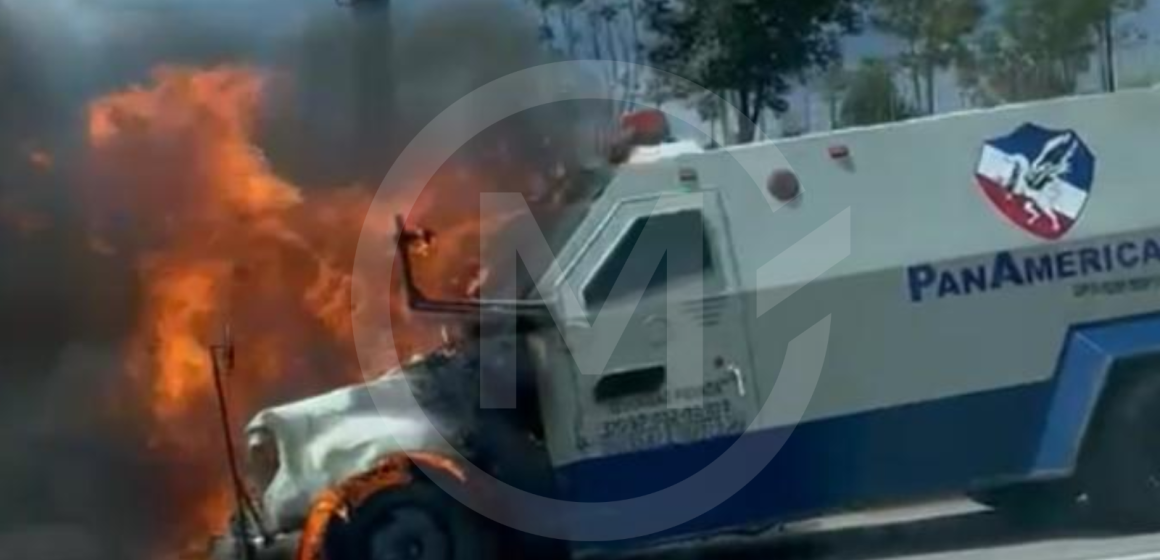 Fuego consume camioneta de valores en Vía Atlixcáyotl