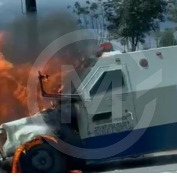 Fuego consume camioneta de valores en Vía Atlixcáyotl