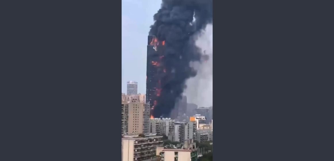 (VIDEO) Rascacielos se incendia por completo en China