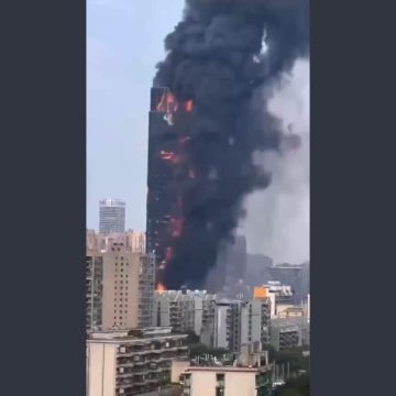 (VIDEO) Rascacielos se incendia por completo en China