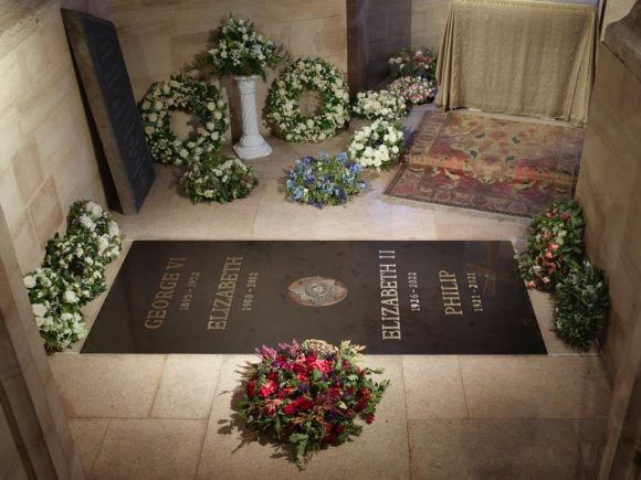 Develan imagen de la tumba de la reina Isabel II