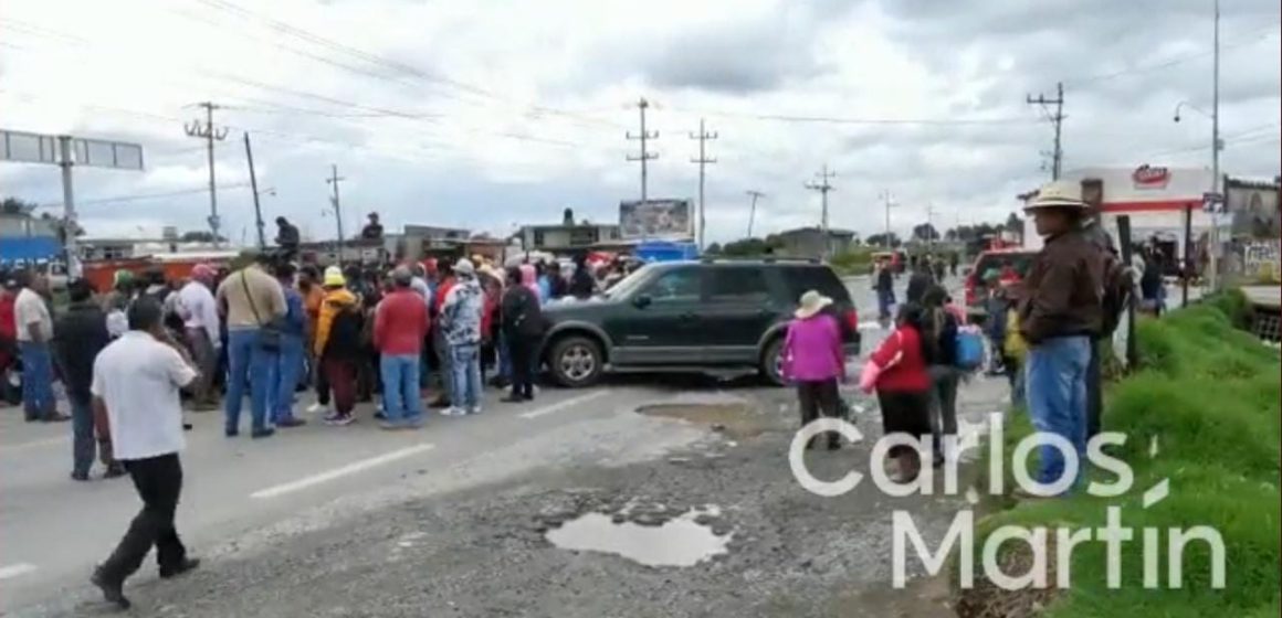 Bloquean carretera Amozoc-Oriental tras asalto en bachillerato de Nopalucan