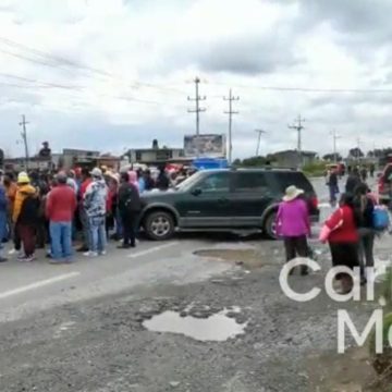 Bloquean carretera Amozoc-Oriental tras asalto en bachillerato de Nopalucan