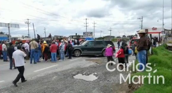Bloquean carretera Amozoc-Oriental tras asalto en bachillerato de Nopalucan