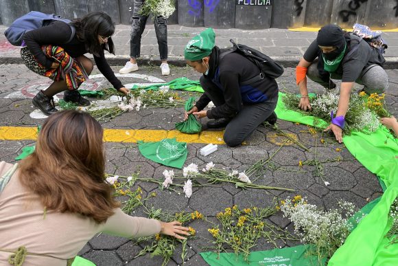 MANIFESTACIÓN LEGALIZACIÓN ABORTO Por manifestación feministas, franquicias cierran sus negocios