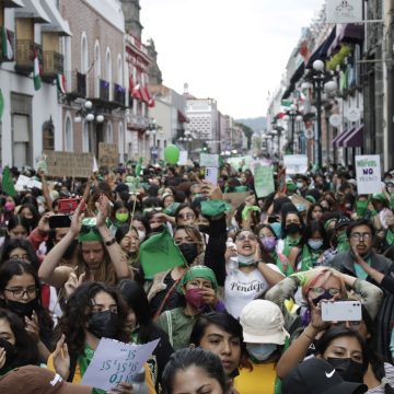 Feministas se manifiestan en el Congreso para exigir la despenalización del aborto