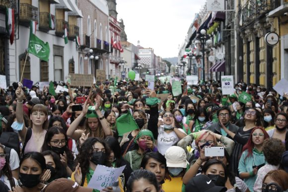 Feministas se manifiestan en el Congreso para exigir la despenalización del aborto