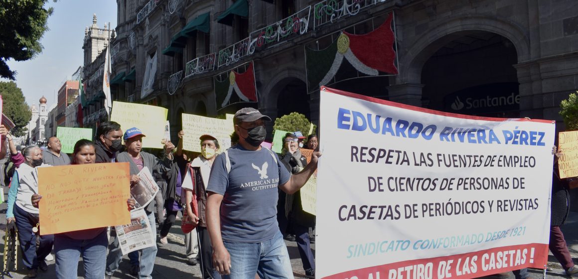 “Queremos trabajar, queremos trabajar”, exigen voceadores al alcalde Eduardo Rivera