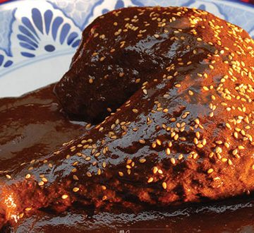 Presidió Sergio Salomón séptima edición de la comida en honor al mole poblano