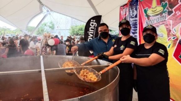 Preparan en Tampico mil 800 litros de pozole; buscan record mundial