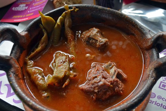 Desde Tehuacán presentan la temporada de mole de caderas