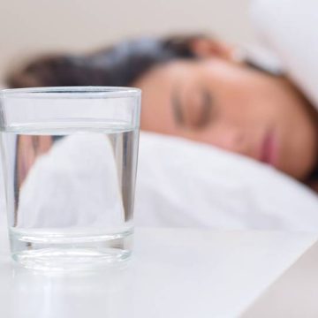 ¿Tomas un vaso de agua antes de dormir?