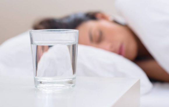 ¿Tomas un vaso de agua antes de dormir?