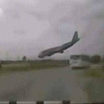 Durante aterrizaje avión atropella y mata a motociclista
