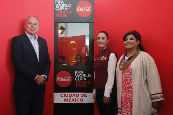 Llega el trofeo de la Copa del Mundo a CDMX; la recibe Claudia Sheinbaum