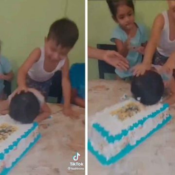 Niño empuja en cuatro ocasiones al cumpleañero en el pastel sin importar su llanto