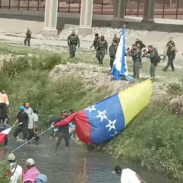 Patrulla Fronteriza estadounidense dispara balas de goma a venezolanos en Río Bravo